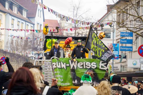 Hexen, Bären, Funkenmariechen: Beim Böblinger Rosenmontagsumzug haben Tausende gefeiert